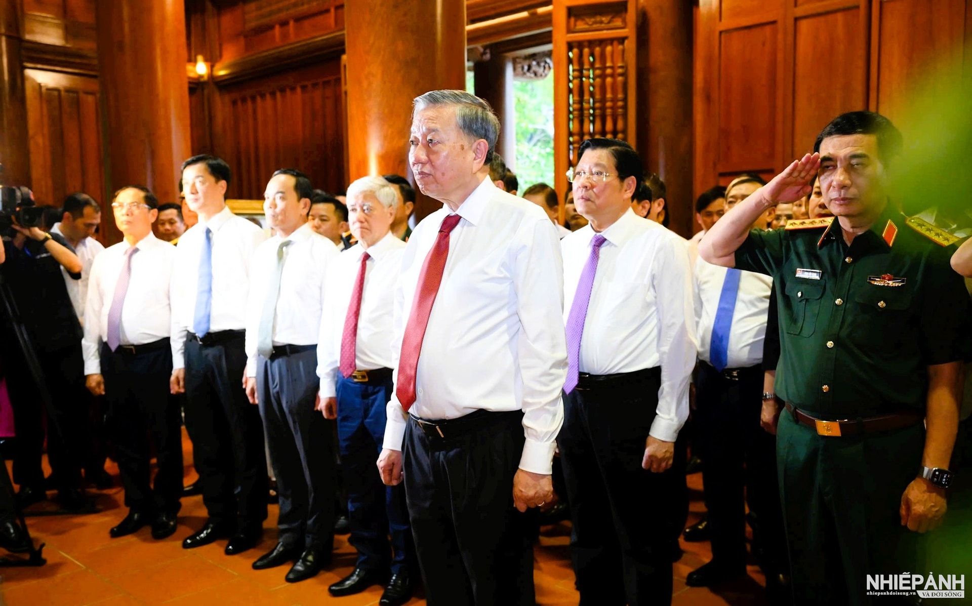 W_a.dong-chi-tong-bi-thu-to-lam-cung-doan-dai-bieu-lam-le-dang-hoa-dang-huong-tuong-niem-chu-tich-ho-chi-minh.-anhthanh-cuong..jpg