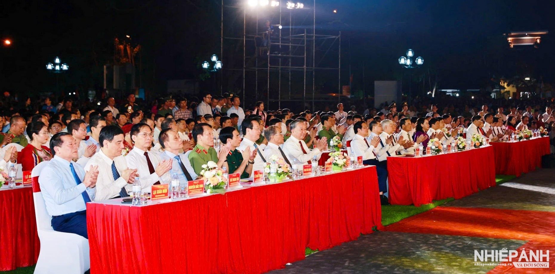 W_dong-chi-tong-bi-thu-to-lam-va-cac-dong-chi-lanh-dao-dang-nha-nuoc-du-khai-mac-le-hoi-lang-sen-toan-quoc-2025-khanh-thanh-tuong-bac-ho-ve-tham-que-.jpg