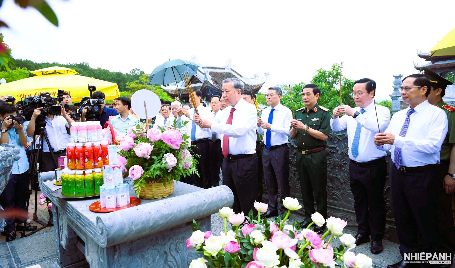 W_e.dong-chi-tong-bi-thu-to-lam-cung-doan-dai-bieu-dang-huong-tai-den-chung-son-den-tho-gia-tien-chu-tich-ho-chi-minh.-anh-thanh-cuong..jpg