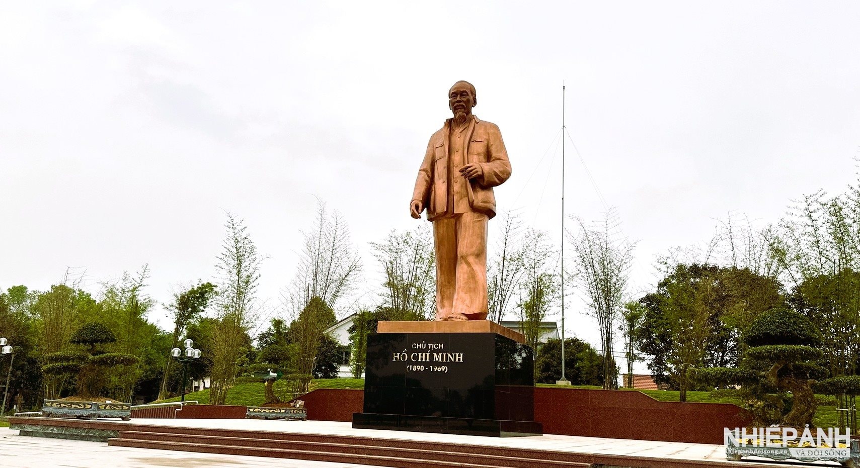 W_b.tuong-dai-bac-ho-ve-tham-que-duoc-dat-tai-san-van-dong-lang-sen-noi-ghi-dau-an-2-lan-bac-ve-tham-que.jpeg