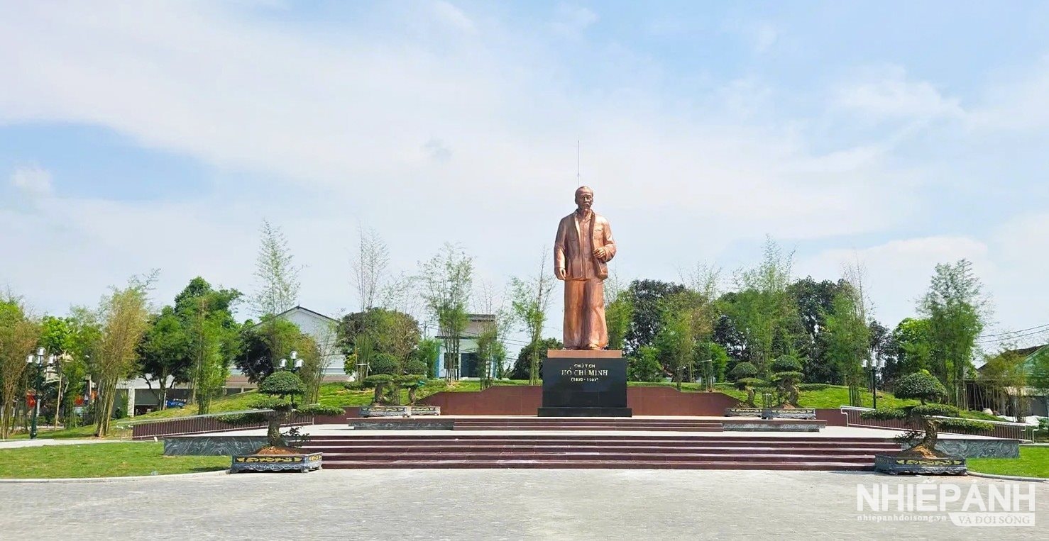 W_d.tuong-dai-chu-tich-ho-chi-minh-duoc-duc-bang-dong-theo-cong-nghe-ep-thuy-luc-hien-dai-cao-7-9m-phan-de-0-4m-chan-de-cao-2-25m-tong-chieu-cao-cong-trinh-len-hon-10m..jpg