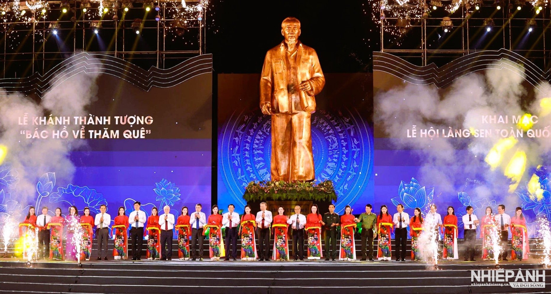 W_dong-chi-tong-bi-thu-to-lam-cung-cac-dong-chi-nguyen-lanh-dao-lanh-dao-dang-nha-nuoc-va-tinh-nghe-an-cat-bang-khanh-thanh-tuong-bac-ho-ve-tham-que-.jpg