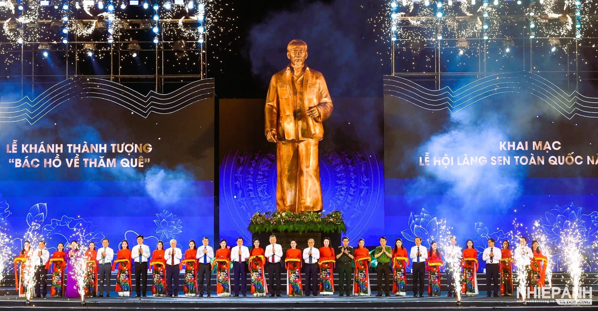 W_e.dong-chi-tong-bi-thu-to-lam-cung-cac-dong-chi-lanh-dao-nguyen-lanh-dao-dang-nha-nuoc-va-lanh-dao-tinh-nghe-an-cat-bang-khanh-thanh-tuong-bac-ho-ve-tham-que-.-anh-thanh-cuong..jpg