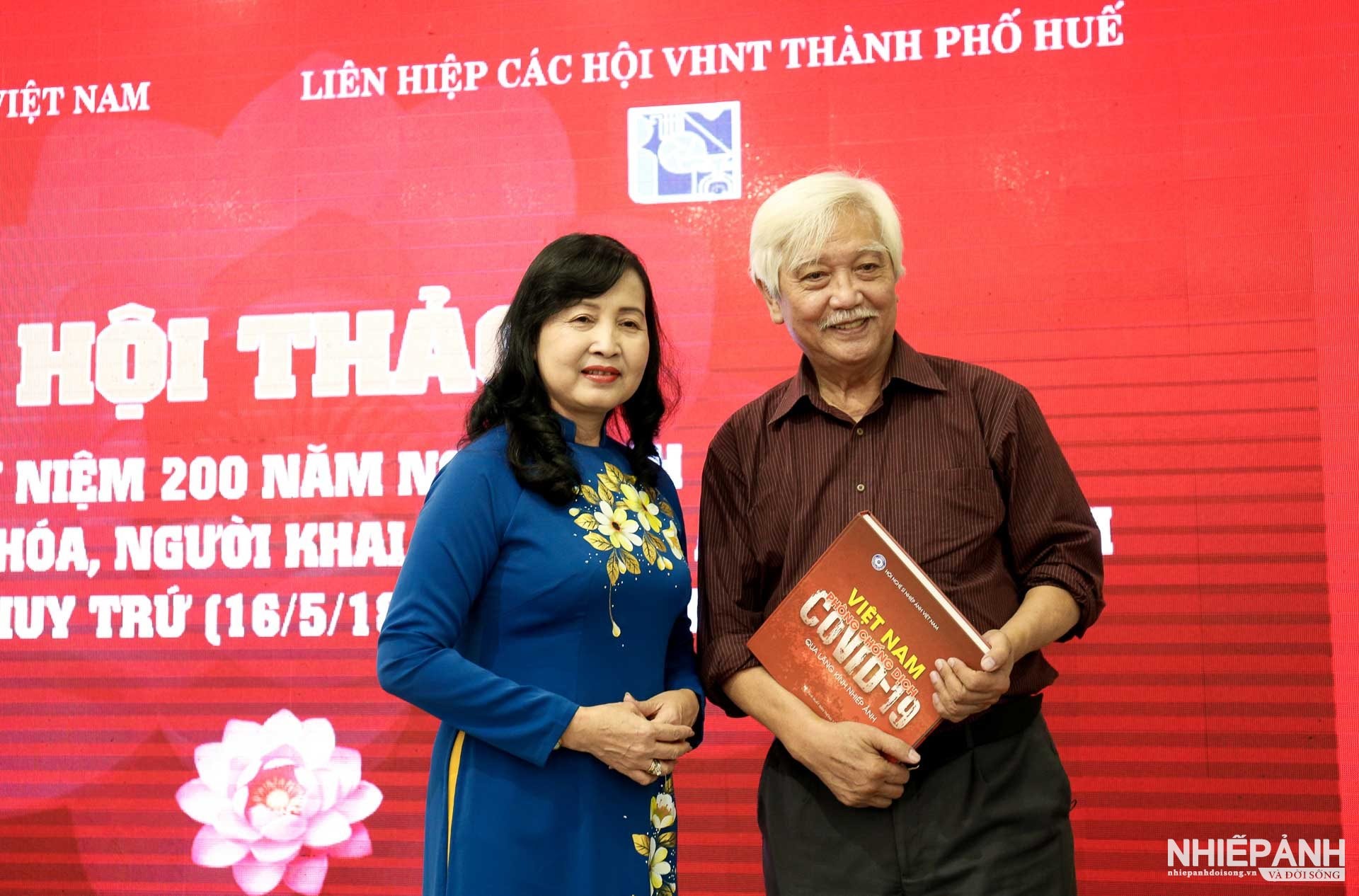 W_nsna-tran-thi-thu-dong-tang-sach-cho-nha-su-hoc-duong-trung-quoc-ben-le-hoi-thao_1.jpg