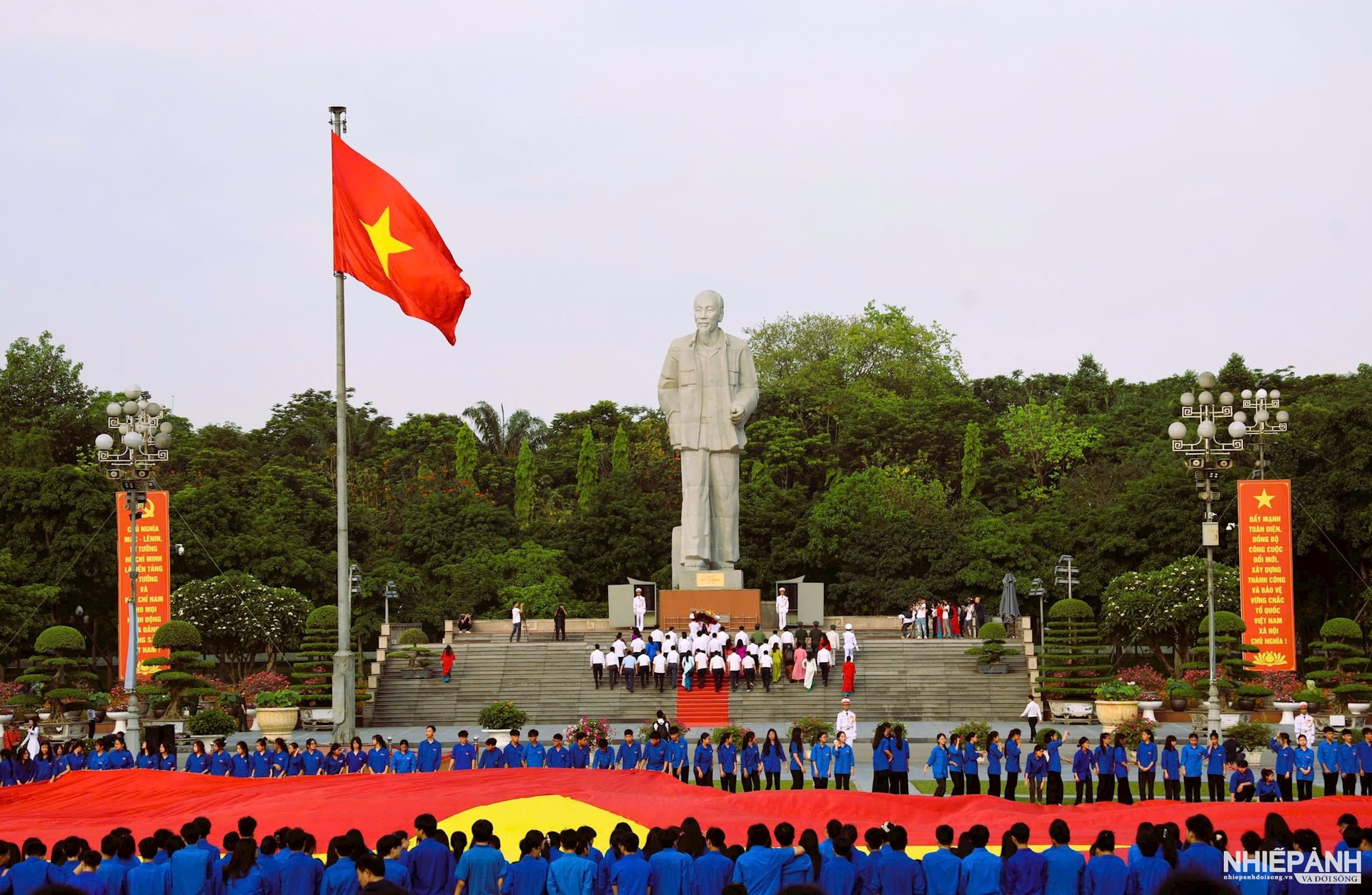 W_le-chao-co-duoc-to-chuc-tai-quang-truong-ho-chi-minh-va-tuong-dai-bac-ho-voi-phan-chao-co-va-dang-hoa-len-anh-linh-chu-tich-ho-chi-minh.jpg