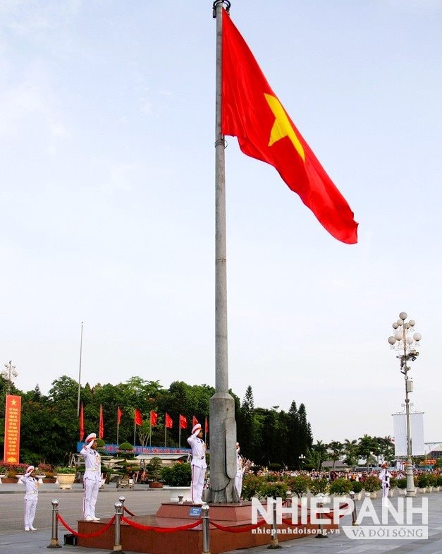 W_lec-hao-co-to-quoc-tai-quang-truong-ho-chi-minh-tp.-vinh.jpg