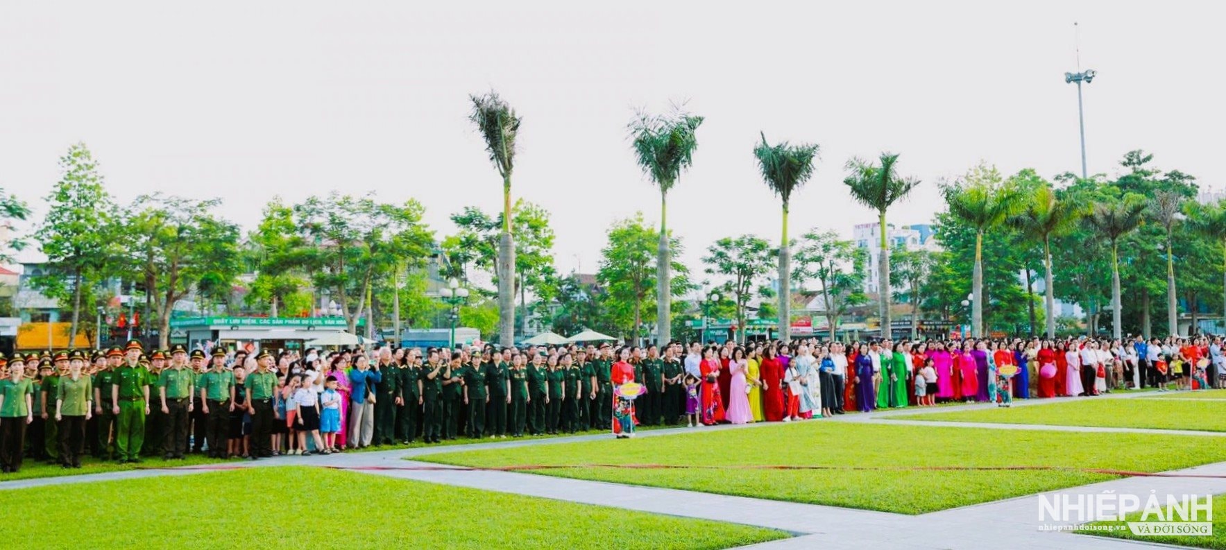 W_voi-14-khoi-bao-gom-cac-co-quan-nhanh-don-vi-llvt-cac-to-chuc-chinh-tri-xa-hoi-va-nhan-dan-thanh-pho-vinh-tham-gia-buoi-le.jpg