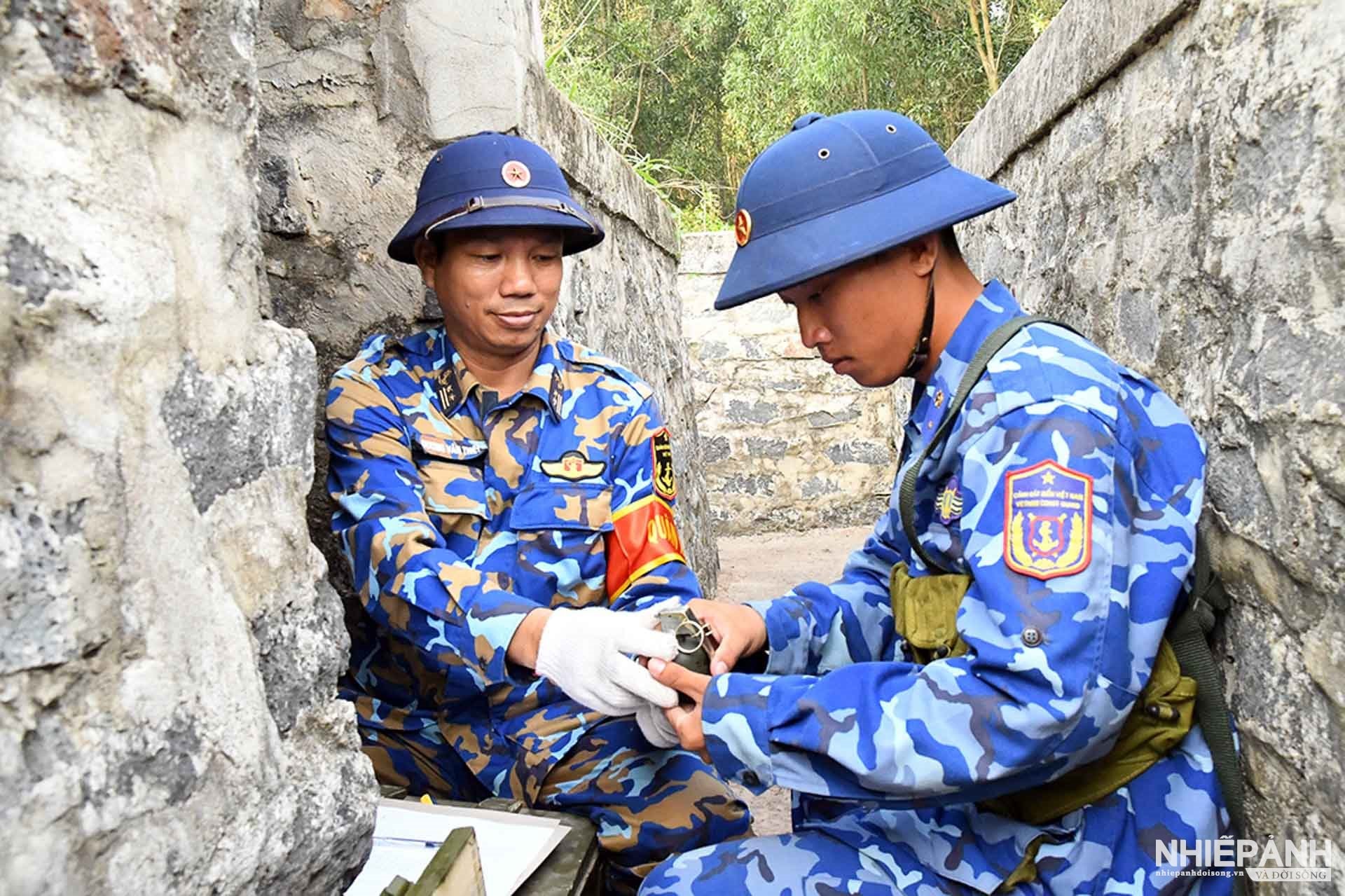 W_14.-binh-nhi-danh-sang-tieu-doi-1-trung-doi-1-dai-doi-3-tieu-doan-2-nam-tren-tay-qua-luu-dan-san-sang-cho-noi-dung-nem-luu-dan.jpg