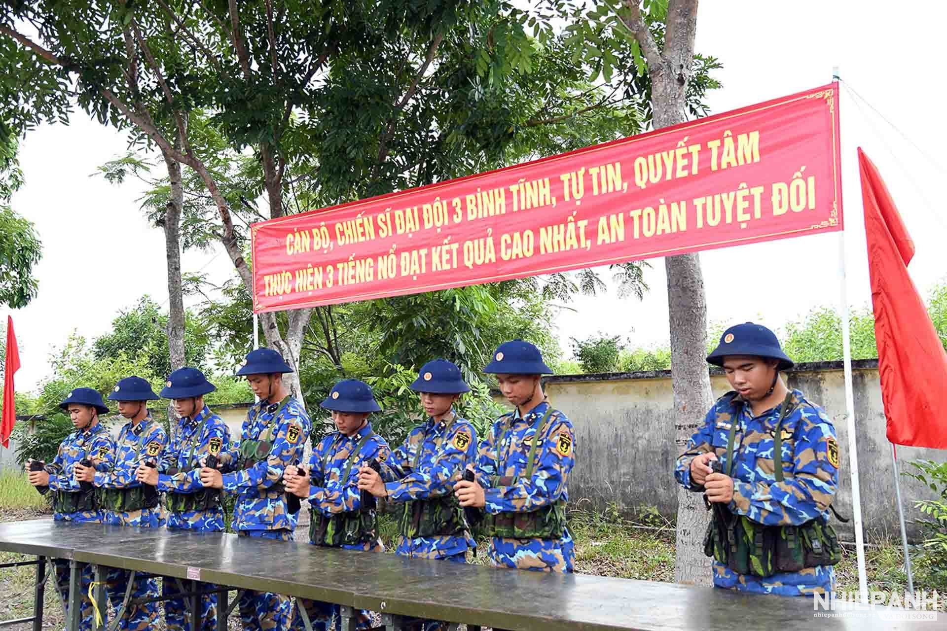 W_2.-tung-dong-tac-nap-dan-duoc-thuc-hien-thuan-thuc-chinh-xac-san-sang-cho-loat-ban-tieu-lien-ak..jpg