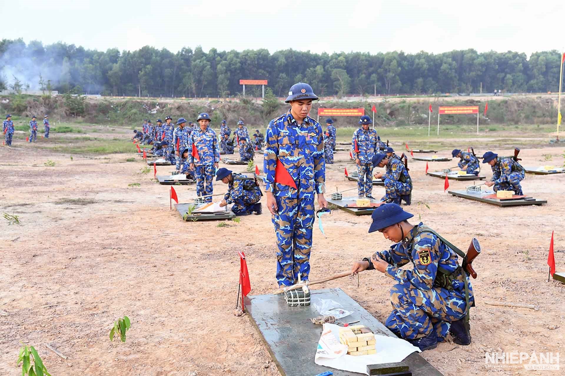 W_9.-tren-thao-truong-danh-thuoc-no-cac-chien-si-thuc-hien-dong-tac-lap-kip-noi-day-do-thoi-gian-chay-cach-dat-khoi-no-dung-quy-cach.jpg