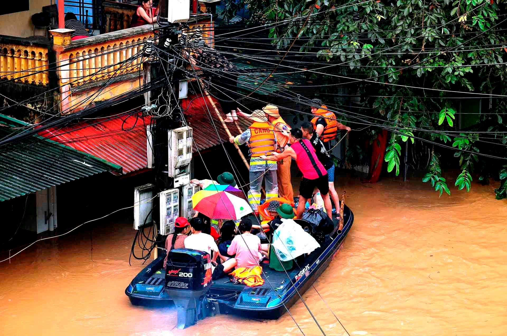 kk-nguyen-van-mien-giup-dan-chay-lu.jpg