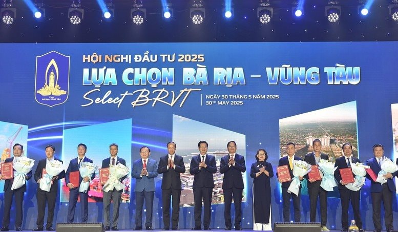 pho-thu-tuong-cung-cac-doanh-nghiep-va-nha-dau-tu-duoc-trao-giay-chung-nhan-dau-tu-1748580145369442265316.jpg