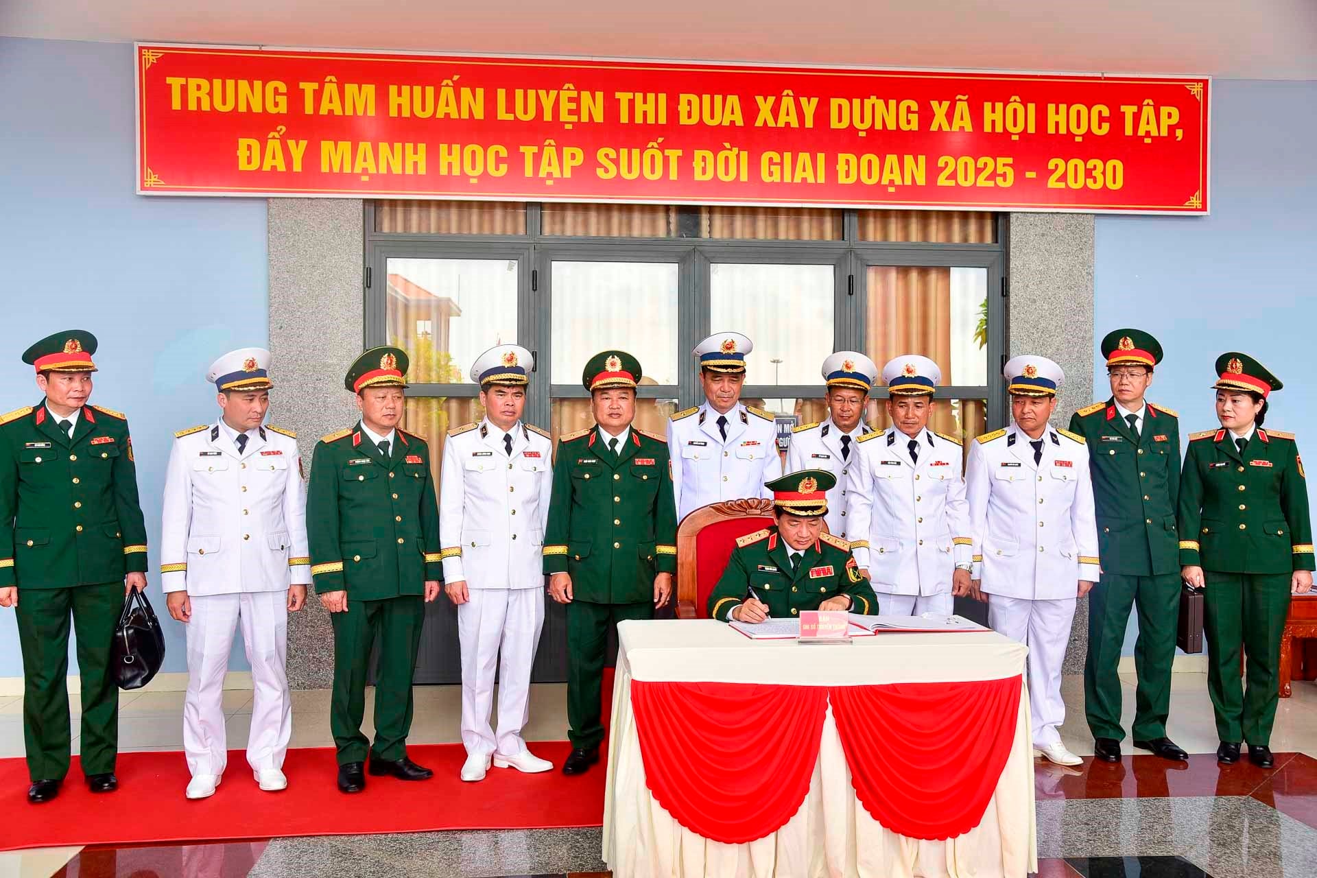 7.-thu-truong-bo-quoc-phong-viet-so-truyen-thong-o-trung-tam-huan-luyen.jpg