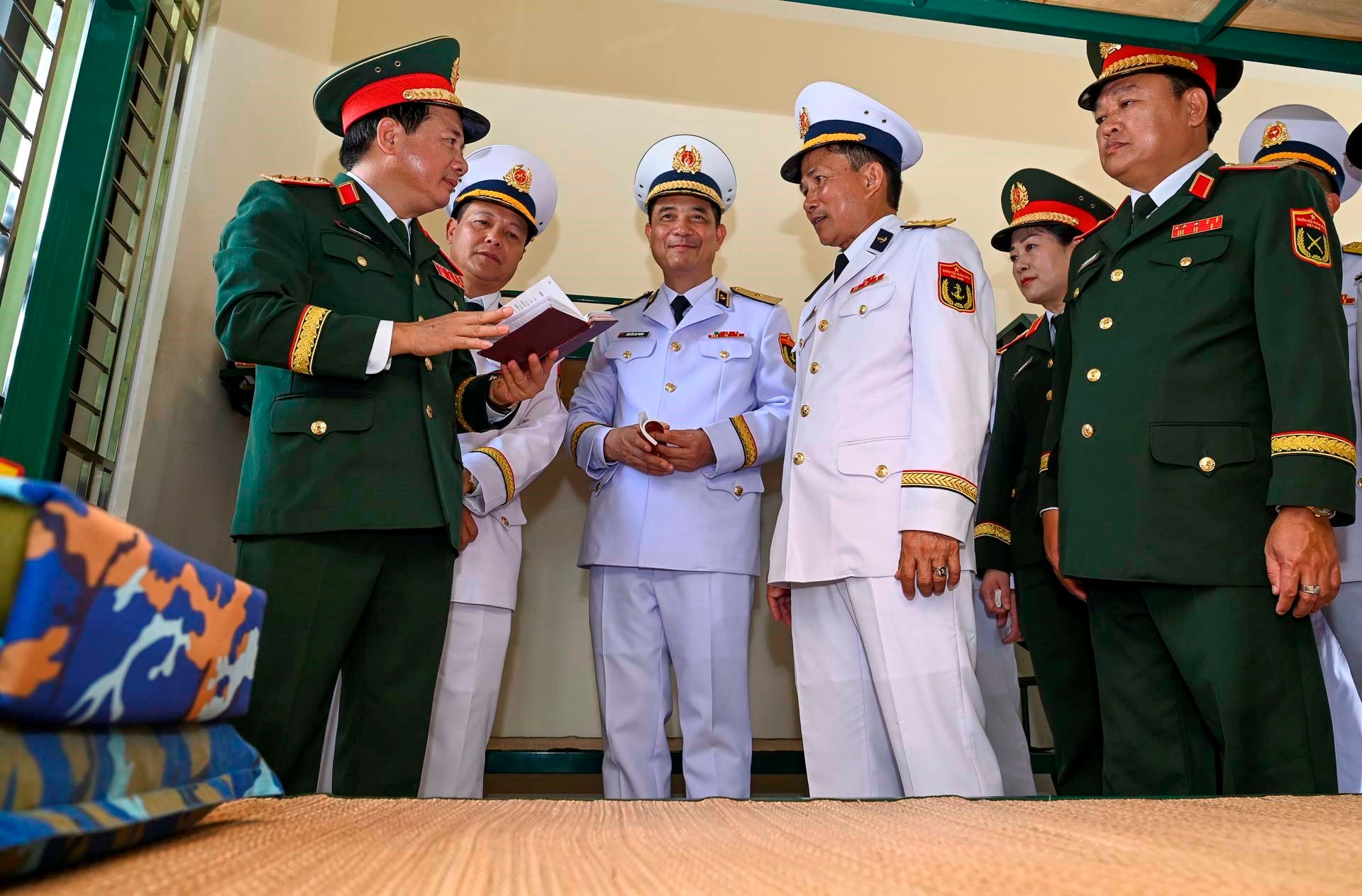 8.-thuong-tuong-trinh-van-quyet-chu-nhiem-tong-cuc-chinh-tri-qdnd-viet-nam-kiem-tra-noi-an-o-cua-bo-doi.-1.jpg