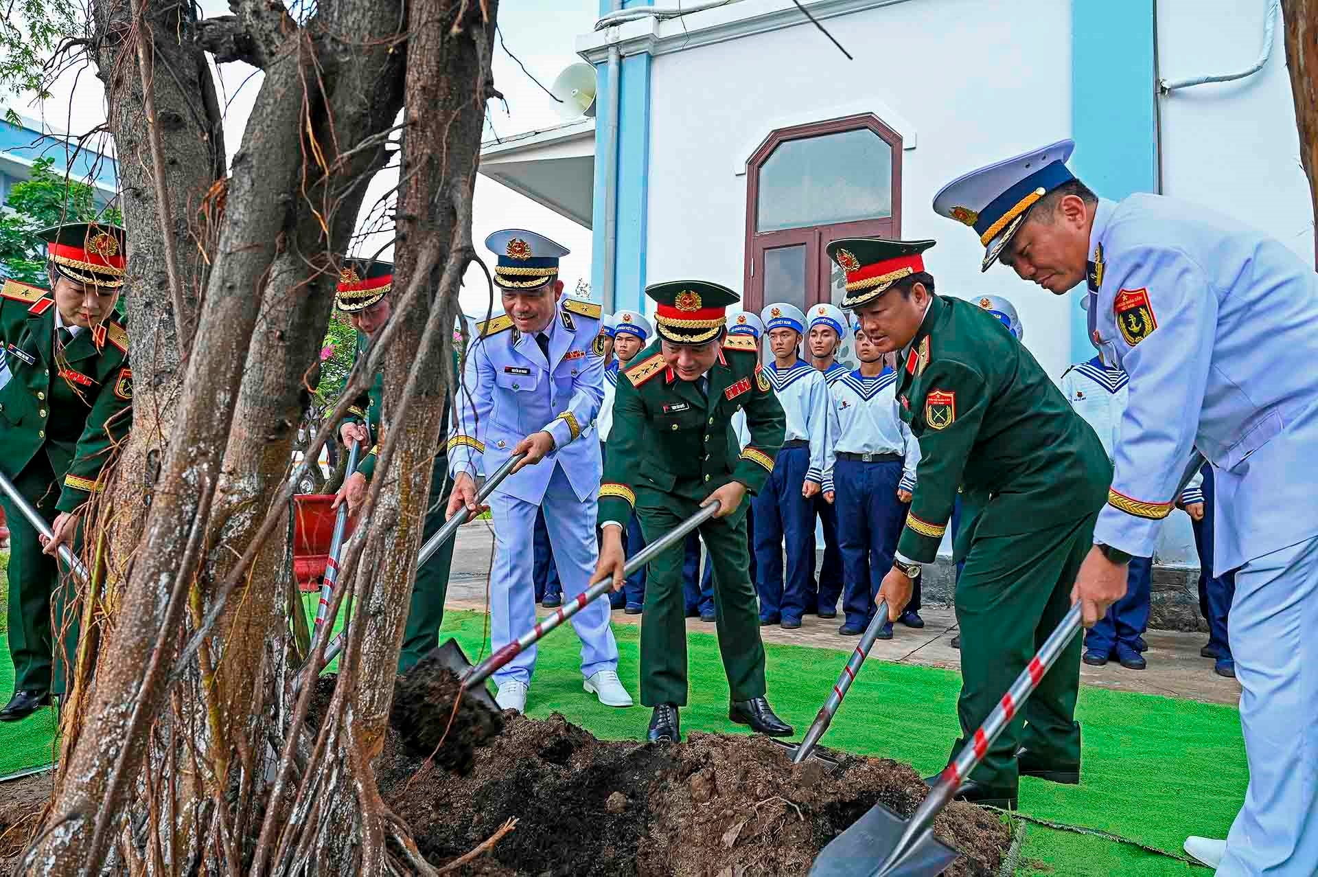 9.-thuong-tuong-trinh-van-quyet-chu-nhiem-tong-cuc-chinh-tri-qdnd-viet-nam-va-cac-dai-bieu-trong-cay-luu-niem.-1.jpg