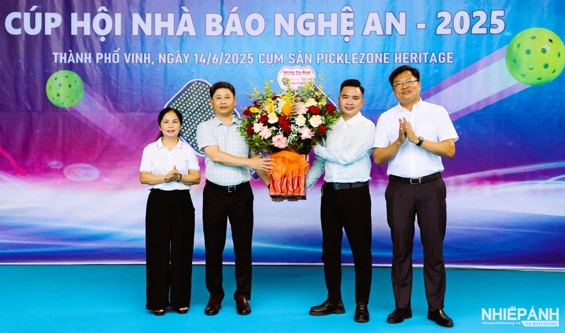 W_13.ong-hoang-nguyen-trong-dung-uy-vien-ubmttq-viet-nam-tinh-nghe-an-chu-tich-hoang-gia-phat-group-tang-lang-hoa-chuc-mung-giai-dau..jpg