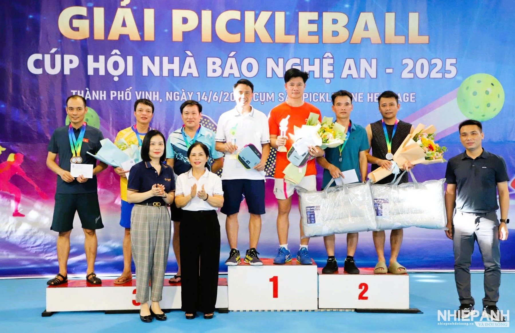W_16.trao-giai-cho-cac-cap-vdv-dat-giai-o-noi-dung-doi-nam-tren-40-tuoi.jpg