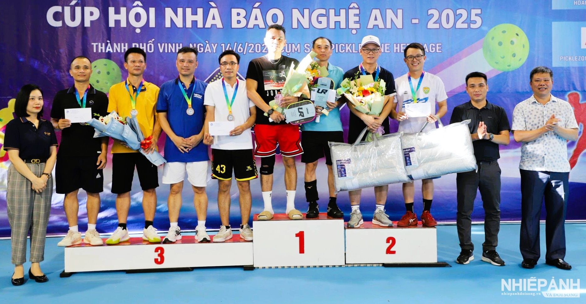 W_17..trao-giai-cho-cac-cap-vdv-dat-giai-o-noi-dung-doi-nam-duoi-40-tuoi..jpg