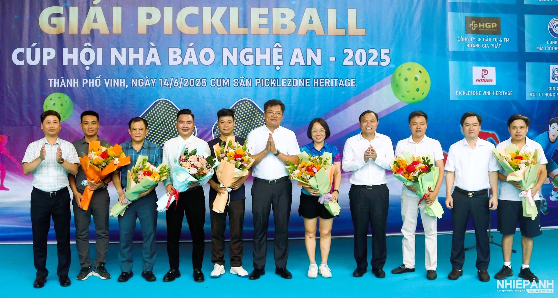 W_2.ban-to-chuc-tang-hoa-cho-cac-nha-tai-tro-dai-dien-to-trong-tai-va-cac-don-vi-bao-chi-co-van-dong-vien-tham-du-giai..jpg