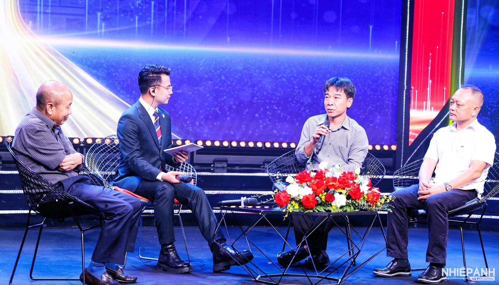 W_2-cac-nha-bao-vu-toan-cong-tac-vien-tap-chi-cong-san-nhat-lan-bao-nghe-an-va-xuan-huong-dai-pt-th-nghe-an-chia-se-ve-ap-luc-cua-nghe-bao..jpg