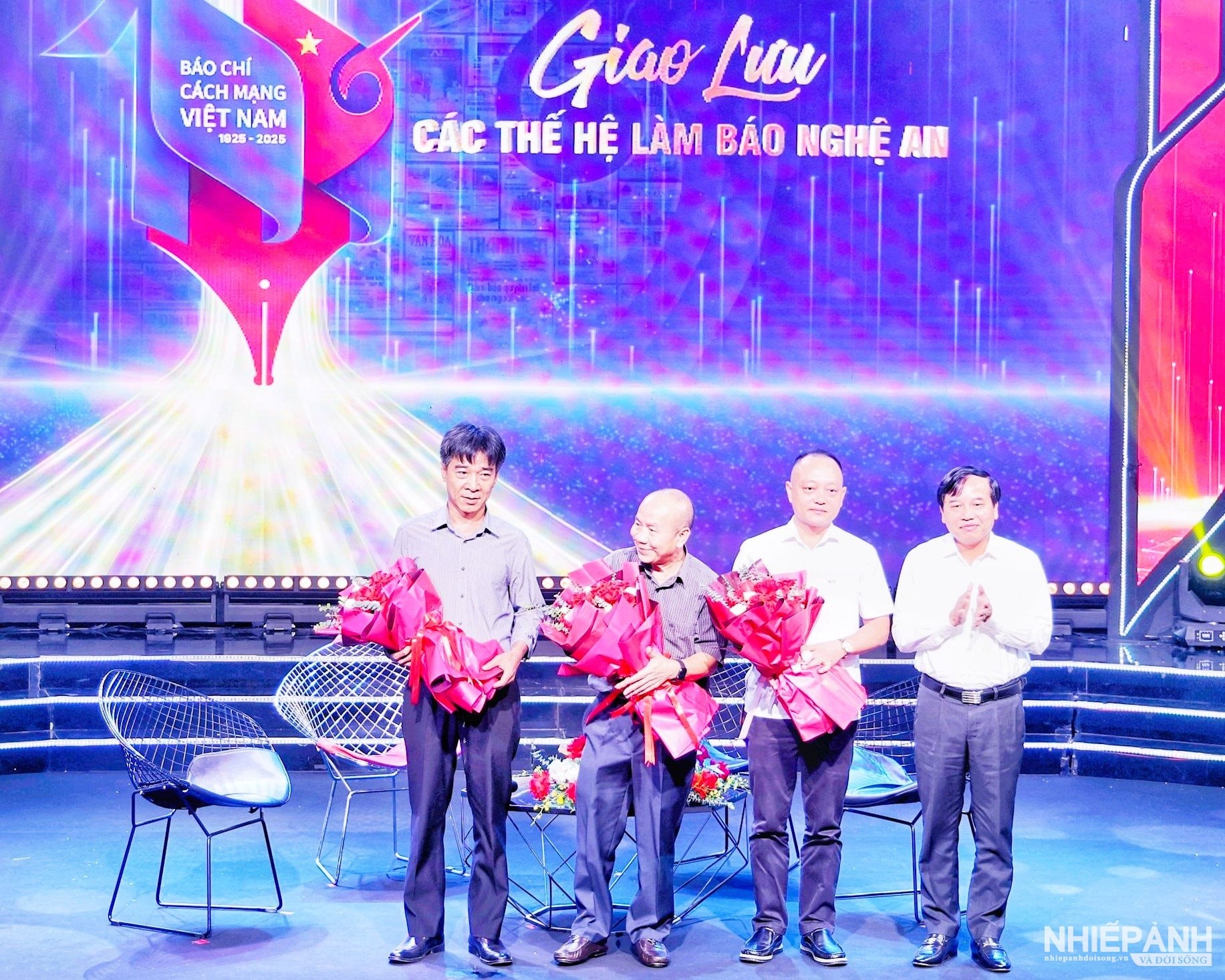 W_7.pho-chu-tich-hdnd-tinh-nguyen-nhu-khoi-tang-hoa-cho-cac-nha-bao-tham-gia-giao-luu-tai-chuong-trinh..jpg
