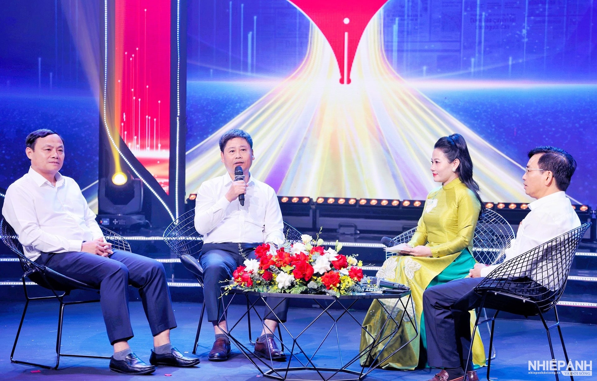 W_hao-pho-giam-doc-so-van-hoa-the-thao-va-du-lich-va-nha-bao-tran-minh-ngoc-chu-tich-hoi-nha-bao-tinh-giam-doc-dai-pt-th-nghe.jpg