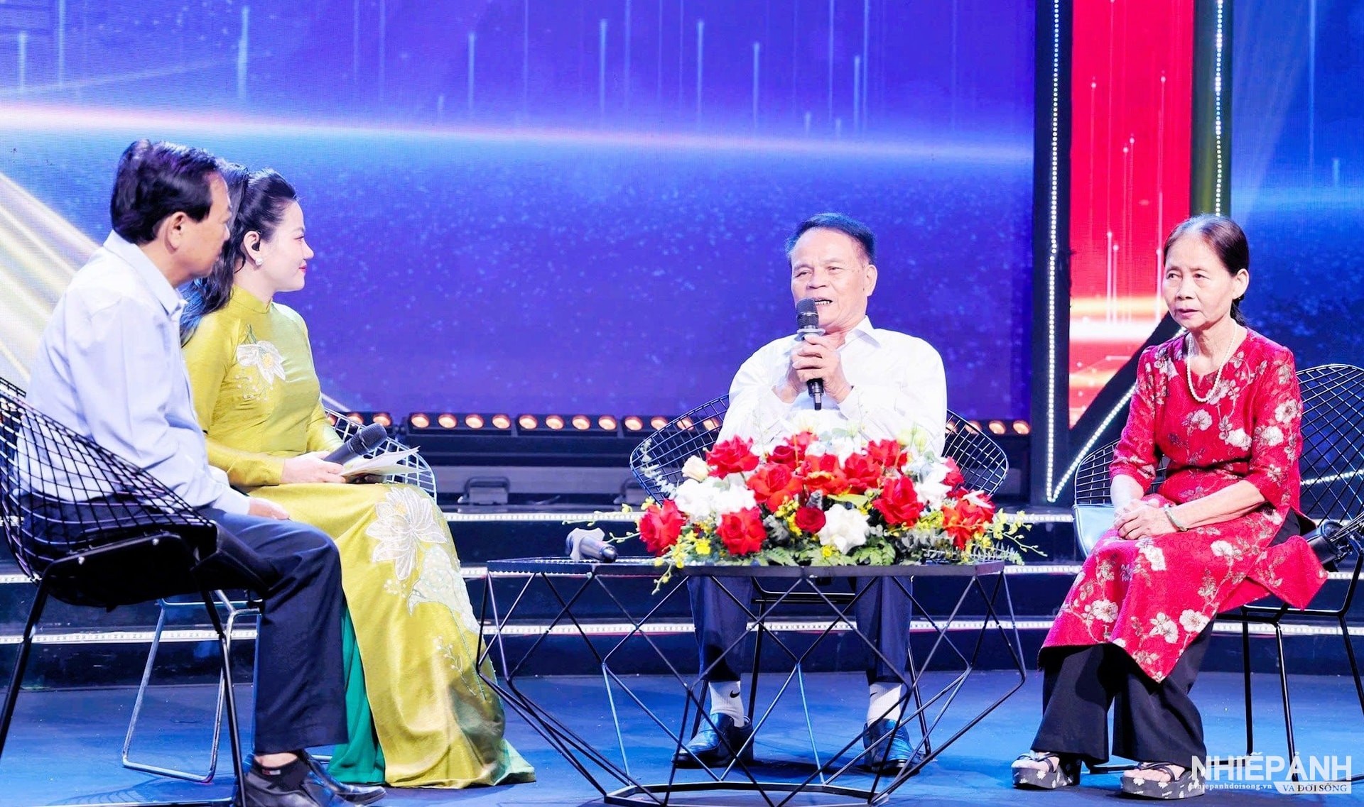 W_lien-nguyen-tong-bien-tap-bao-nghe-an-va-tran-duy-ngoan-nguyen-giam-doc-dai-pt-th-nghe-an-tham-gia-giao-luu-tai-chuong-trin.jpg