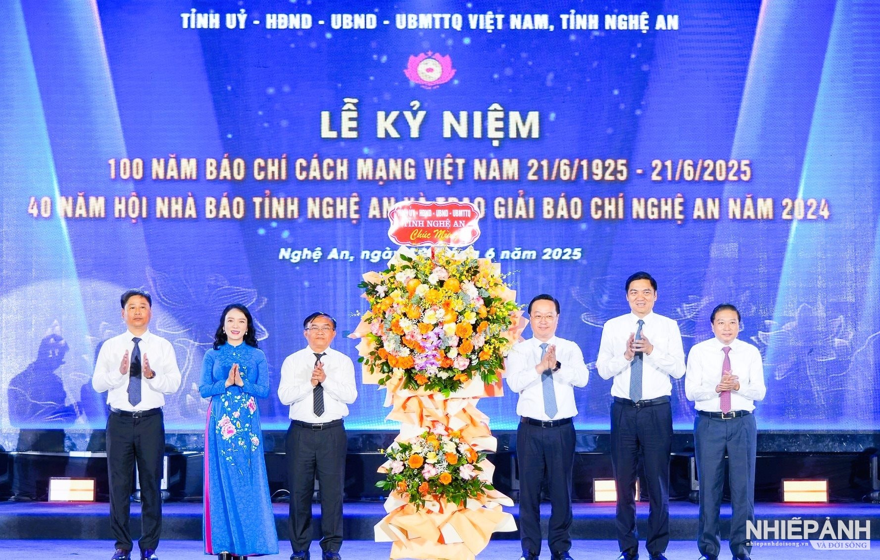 W_ban-mat-tran-to-quoc-viet-nam-tinh-nghe-an-chuc-mung-100-nam-bao-chi-cach-mang-viet-nam-va-40-nam-hoi-nha-bao-nghe-an.-cuon.jpg