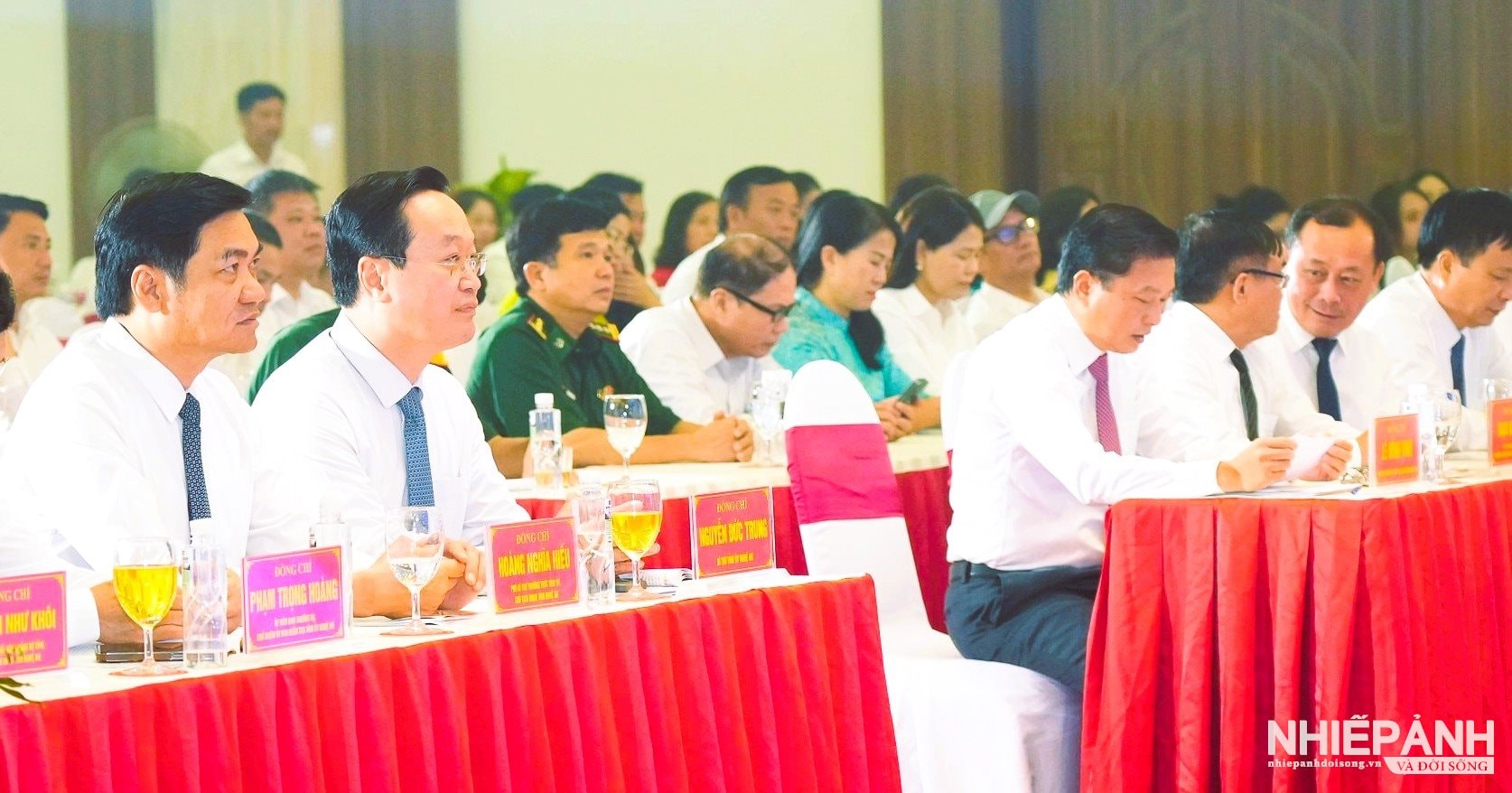 W_cac-dong-chi-lanh-dao-tinh-va-cac-dai-bieu-du-le-ky-niem.-anh(1).jpg