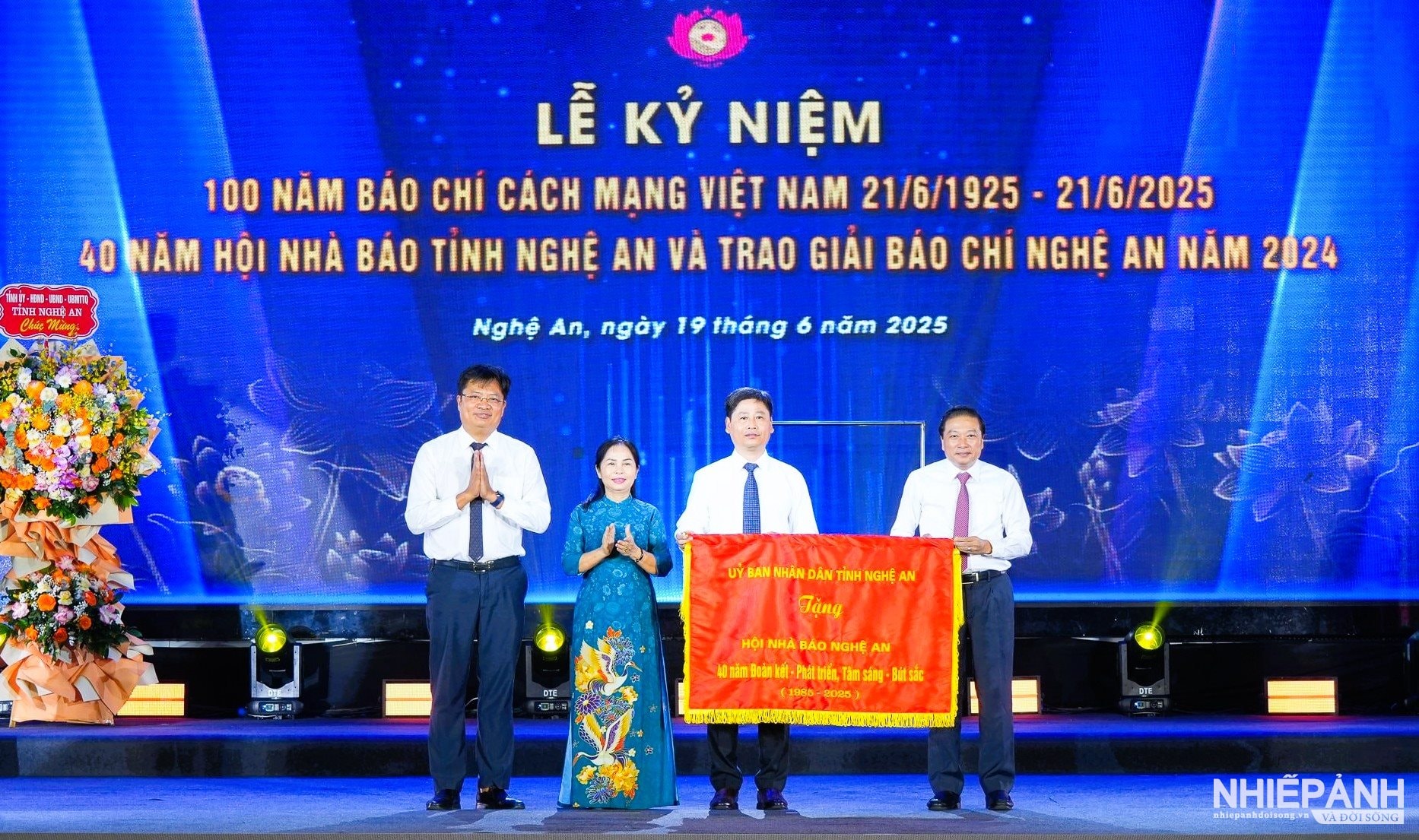 W_dong-chi-le-hong-vinh-pho-bi-thu-tinh-uy-chu-tich-ubnd-tinh-tang-hoi-nha-bao-nghe-an-buc-truong-voi-dong-chu-40-nam-doan-ket-phat-trien-tam-sang-but-sac.-anh-cuong.jpg