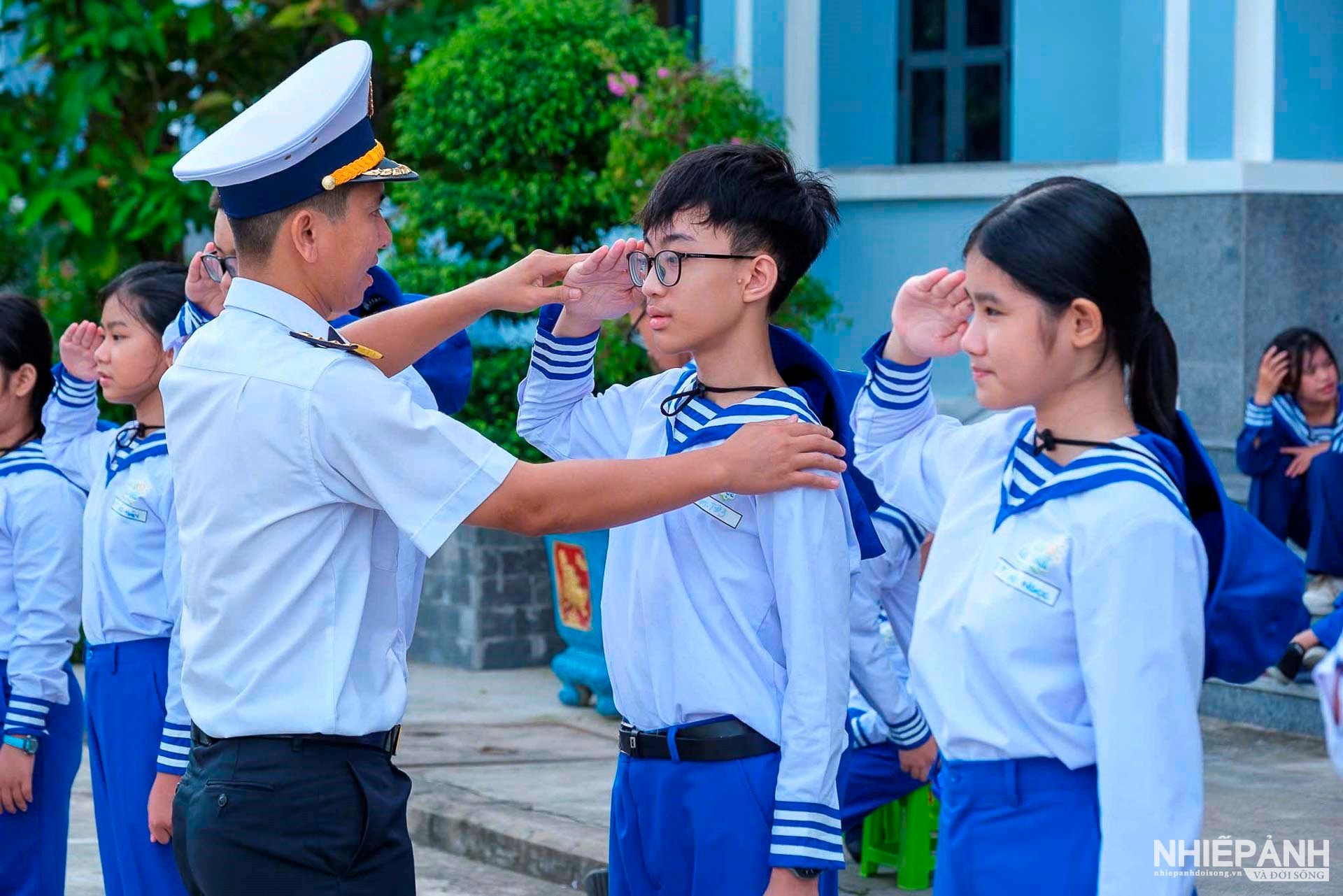 W_10.-thuong-uy-nguyen-duc-trong-chinh-tri-vien-dai-doi-3-tieu-doan-1-huong-dan-dong-tac-chao-cho-cac-hoc-vien.jpg