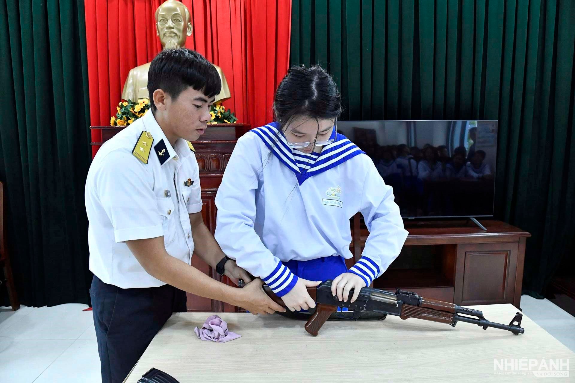 W_11.-hoc-lam-chien-si-nhung-trai-nghiem-dau-doi-cac-hoc-vien-duoc-hoc-thao-lap-sung-ak.jpg