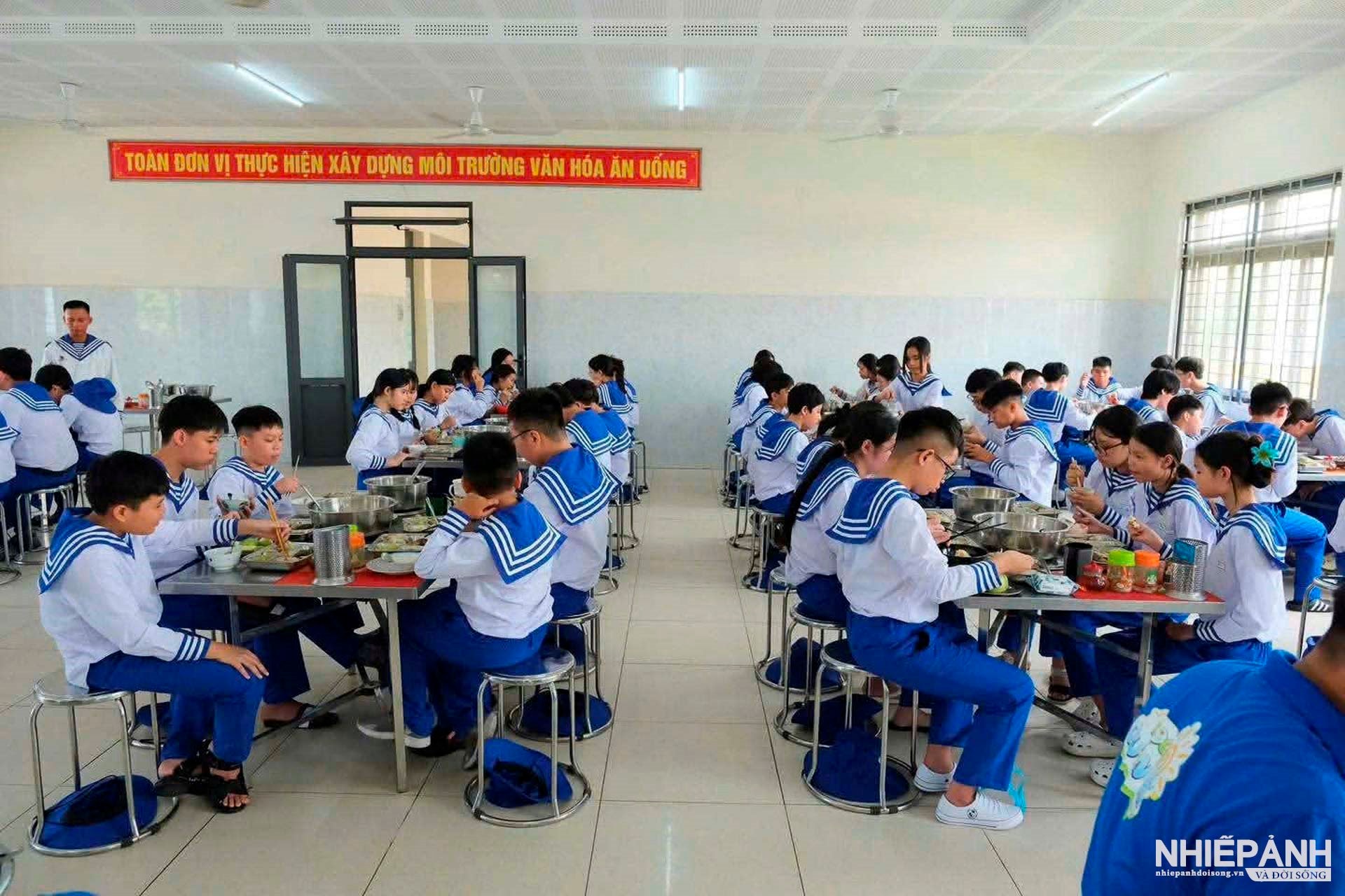 W_12.-bua-com-theo-tieu-chuan-quan-doi.jpg