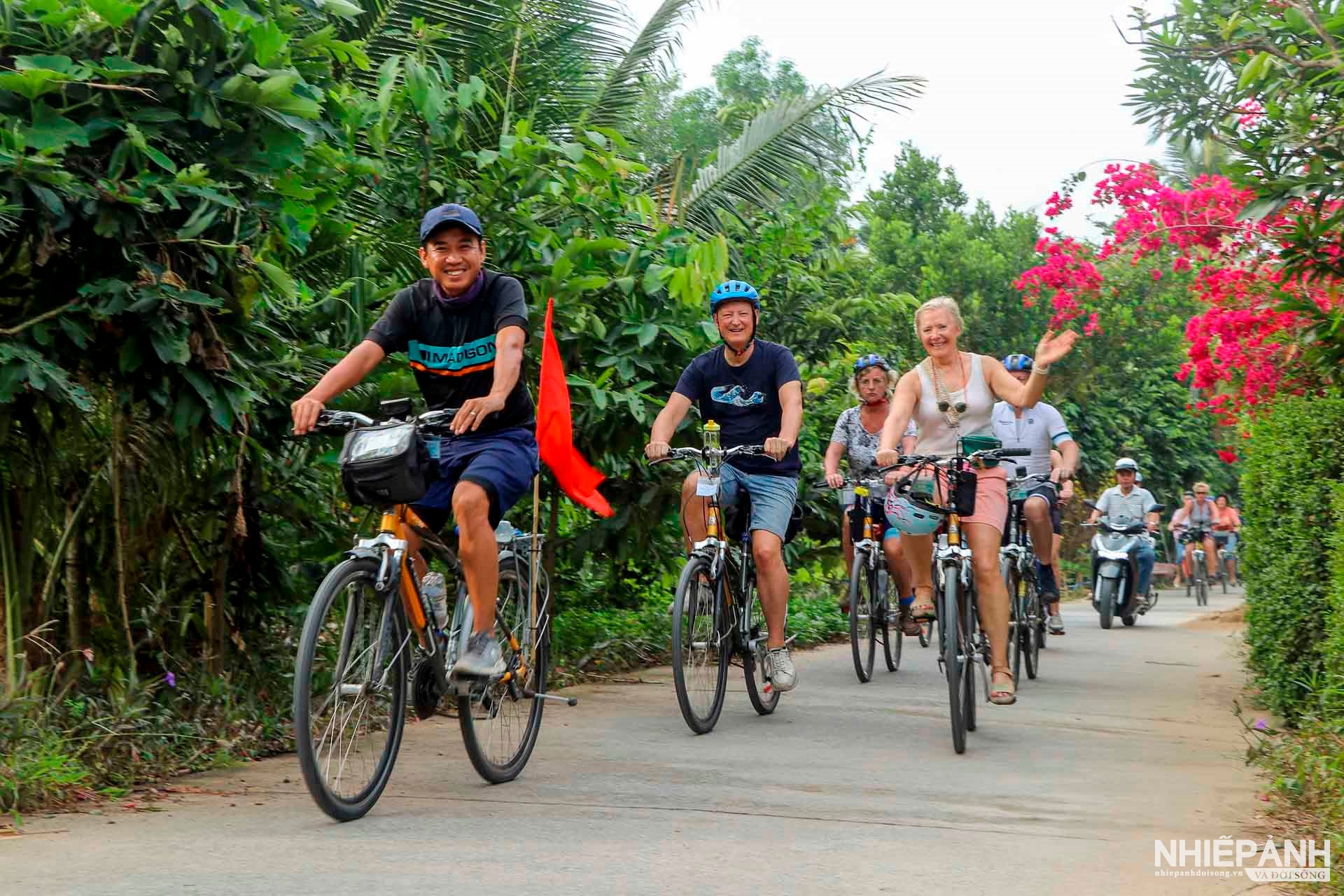 W_6-giai-ba-du-khach-ha-lan-kham-pha-van-hoa-mien-tay-giao-linh.jpg
