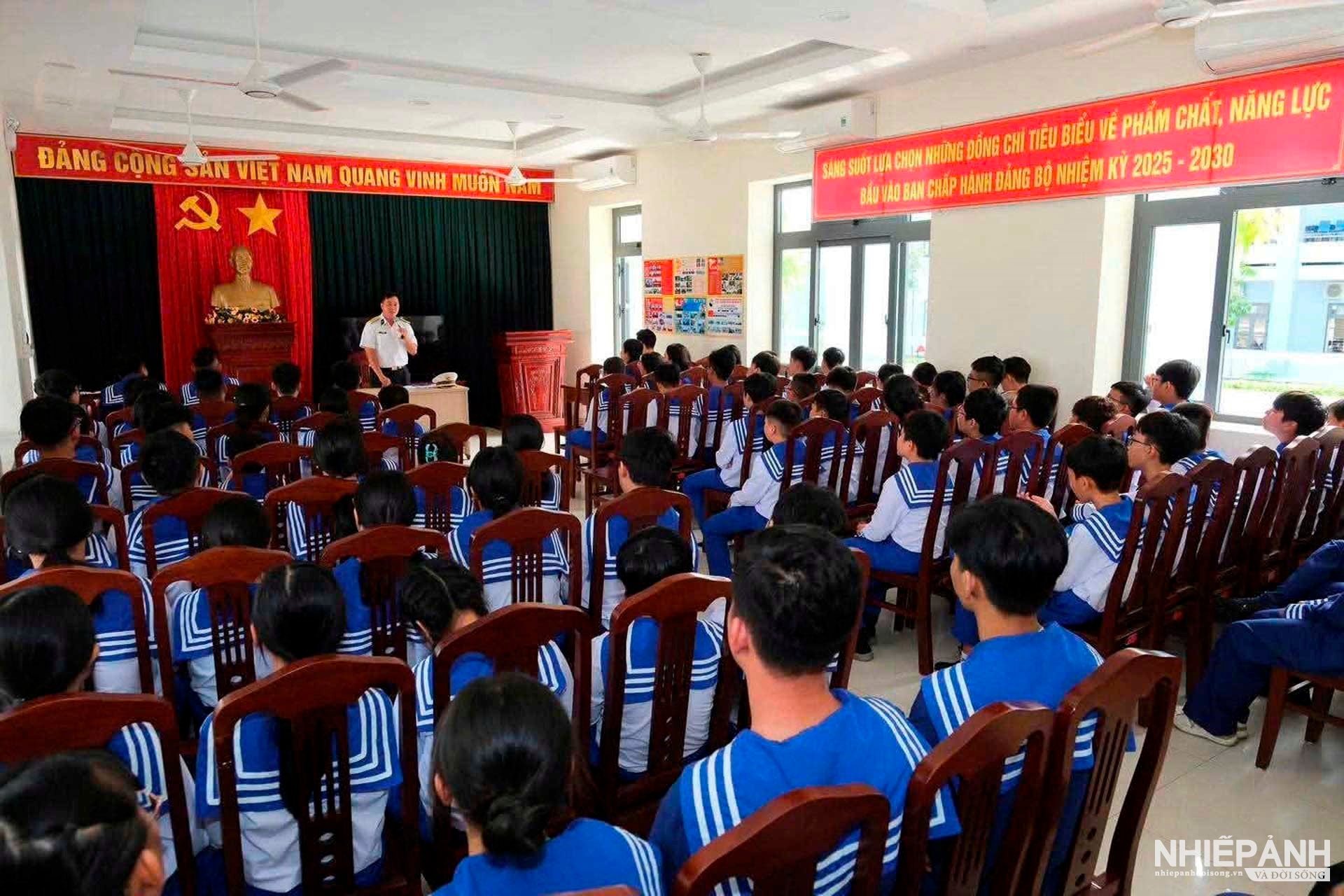 W_6.-giao-duc-truyen-thong-anh-hung-cua-quan-doi-nhan-dan-viet-nam-truyen-thong-quan-chung-hai-quan-vung-2-va-trung-tam-huan-luyen.jpg