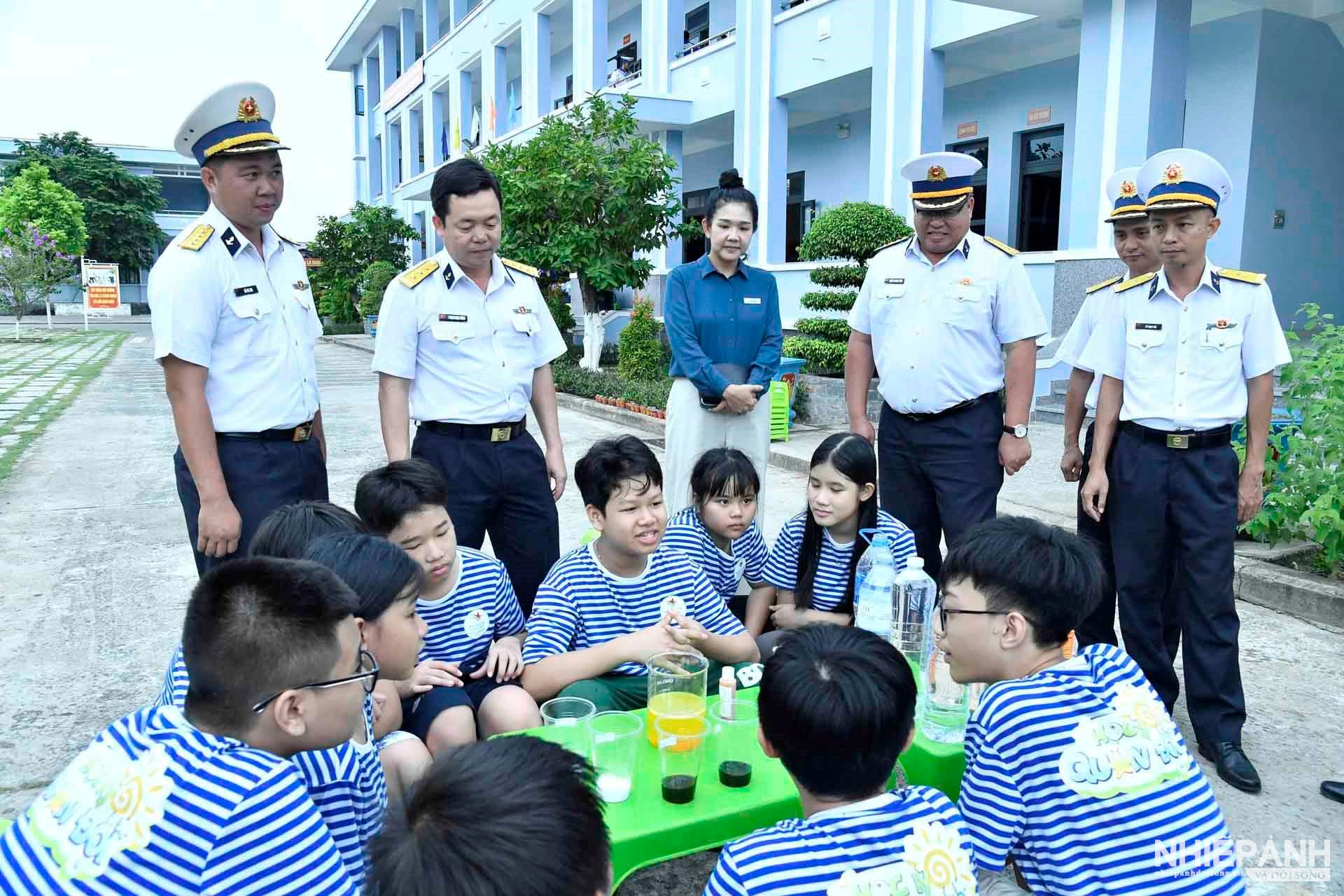 W_9.-thu-truong-bo-tu-lenh-vung-2-va-trung-tam-tham-cac-hoc-vien-dang-lam-thi-nghiem-phan-ung-hoa-hoc.jpg