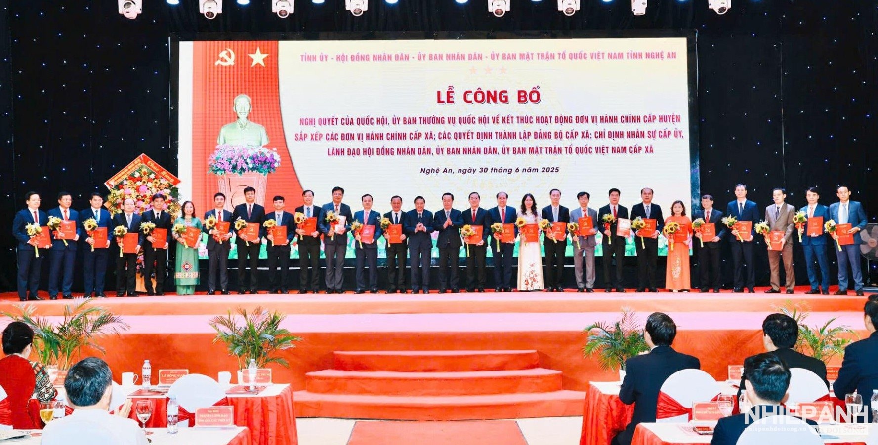 W_dong-chi-nguyen-duc-trung-bi-thu-tinh-uy-va-dong-chi-le-hong-vinh-pho-bi-thu-tinh-uy-chu-tich-ubnd-tinh-trao-quyet-dinh-cho-lanh-dao-cac-xa-phuong..jpg