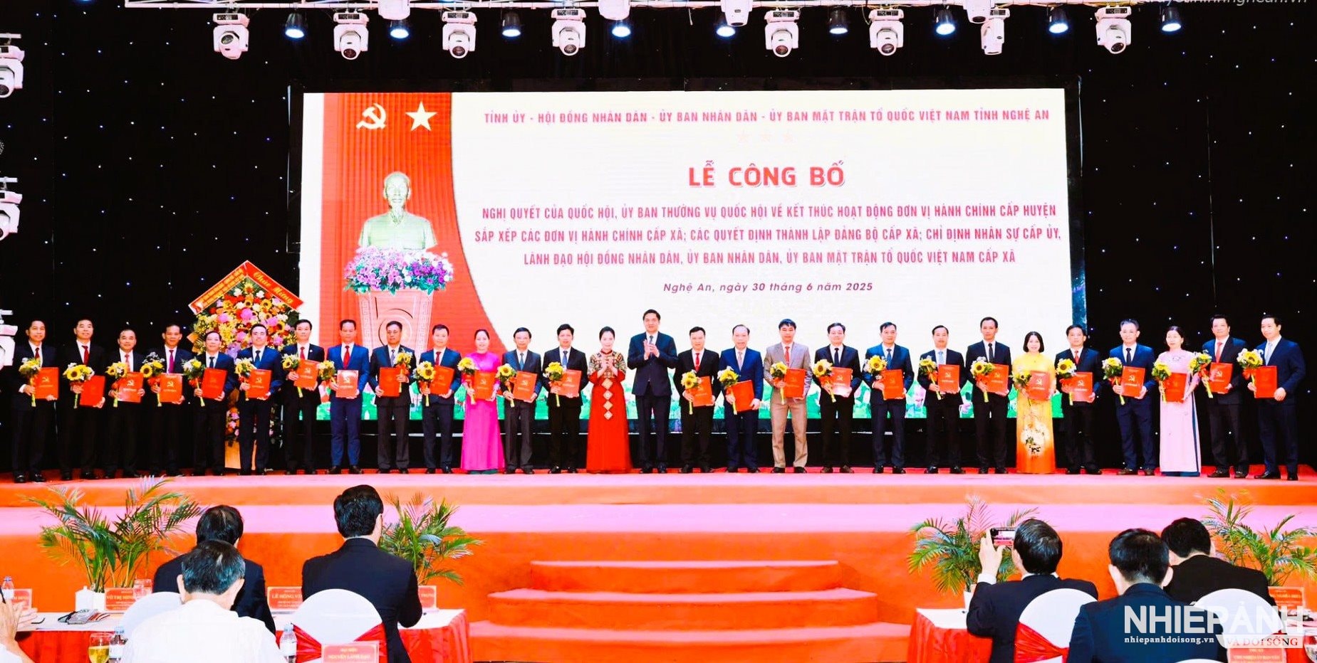 W_ong-chi-vo-thi-minh-sinh-pho-bi-thu-tinh-uy-chu-tich-ubmttq-tinh-truong-doan-dbqh-tinh-trao-quyet-dinh-cho-lanh-dao-cac-xa-p.jpg