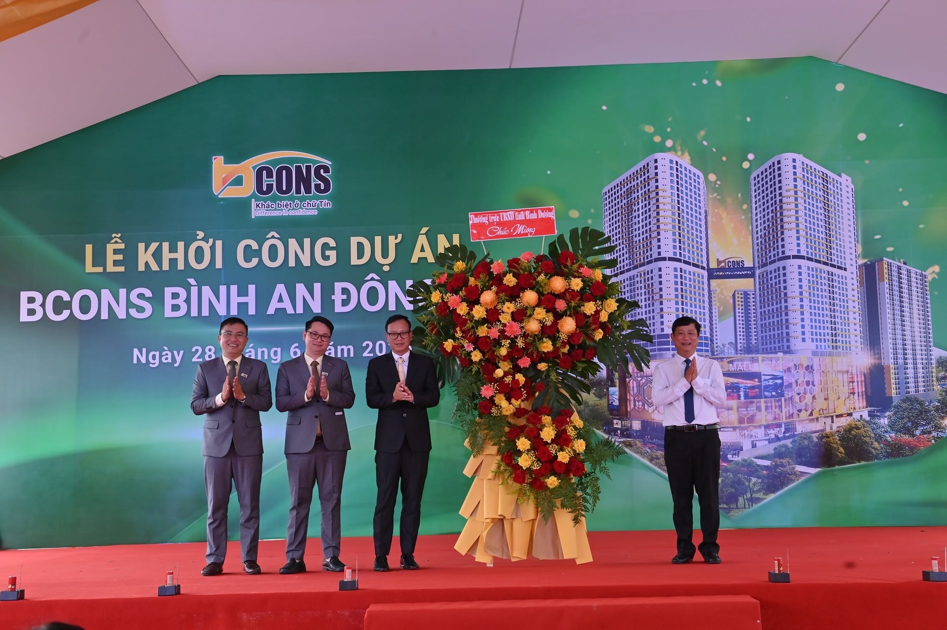 lanh-dao-tinh-binh-duong-chu-dau-tu-du-an-va-doi-tac-chup-hinh-luu-niem-17511214071641762358520.jpg