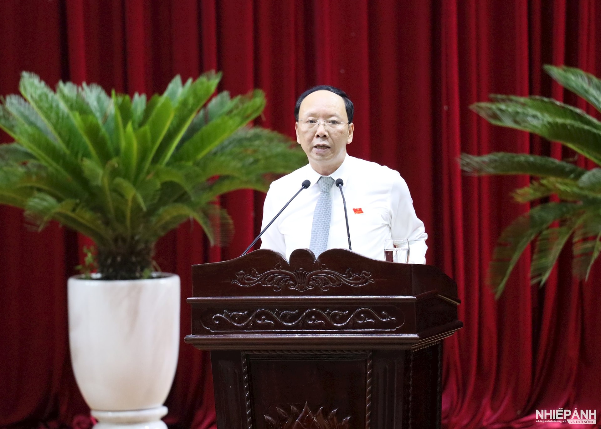 W_3.dong-chi-bui-thanh-an-uy-vien-ban-thuong-vu-tinh-uy-pho-chu-tich-thuong-truc-ubnd-tinh-trinh-bay-bao-cao-tinh-hinh-kinh-te-xa-hoi-6-thang-dau-nam-2025-nhiem-vu-6-thang-cuoi-nam-2025..jpg