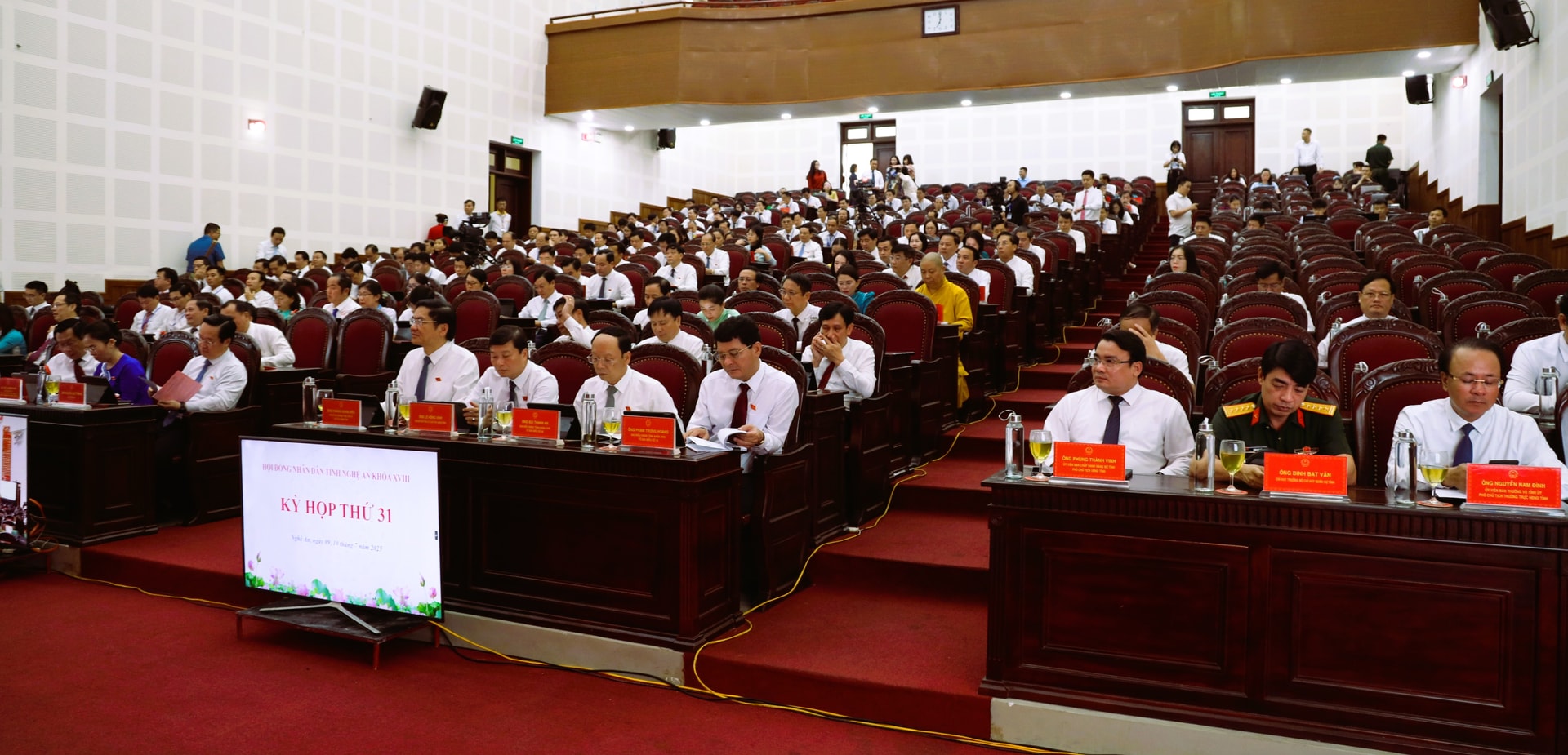 W_dai-bieu-tham-du-ky-hop.jpg