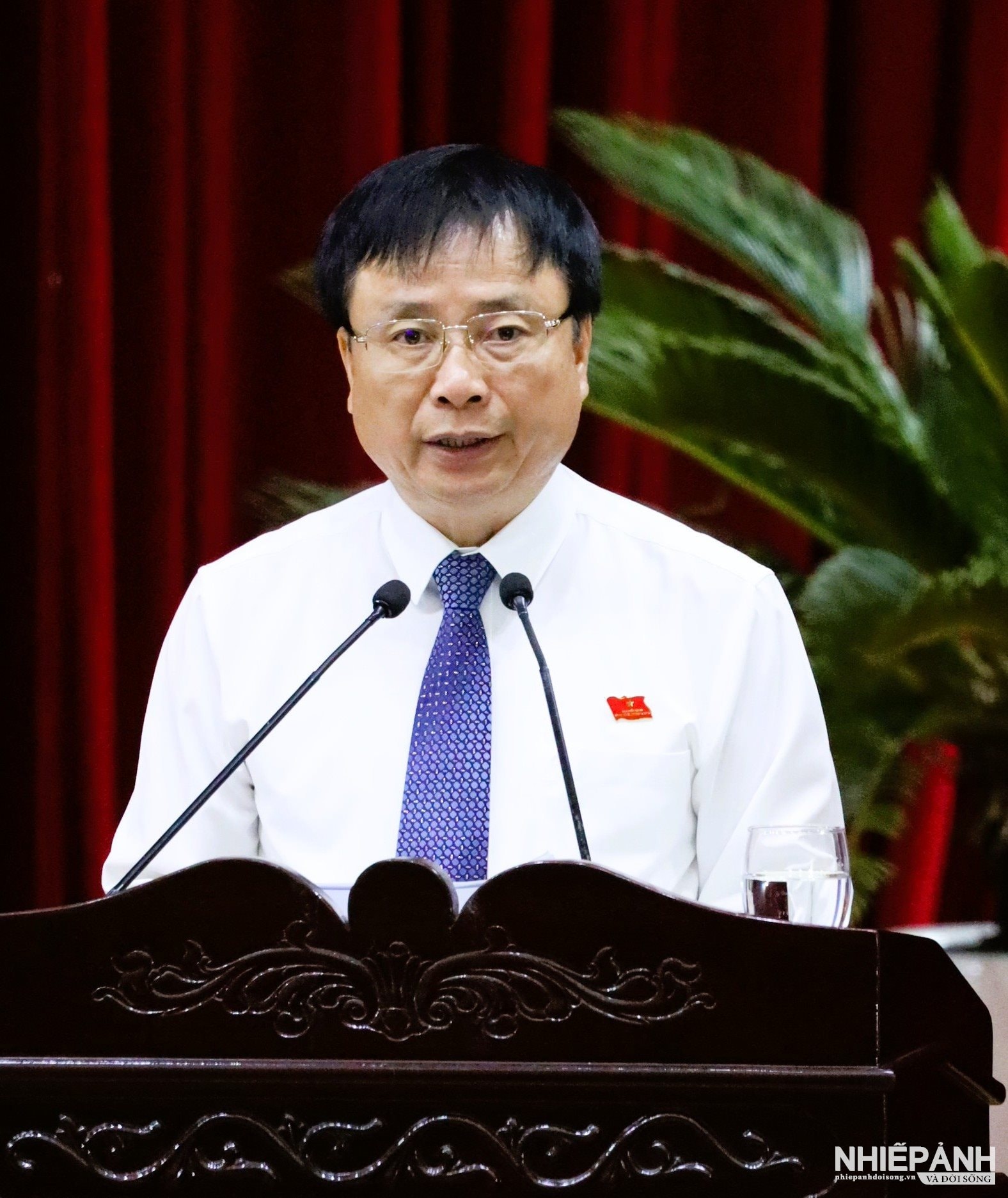 W_dong-chi-bui-dinh-long-uy-vien-ban-chap-hanh-dang-bo-tinh-pho-chu-tich-ubnd-tinh-trinh-bay-bao-cao-cac-to-trinh-du-thao-nghi-quyet-do-ubnd-tinh-trinh-ky-hop.jpg
