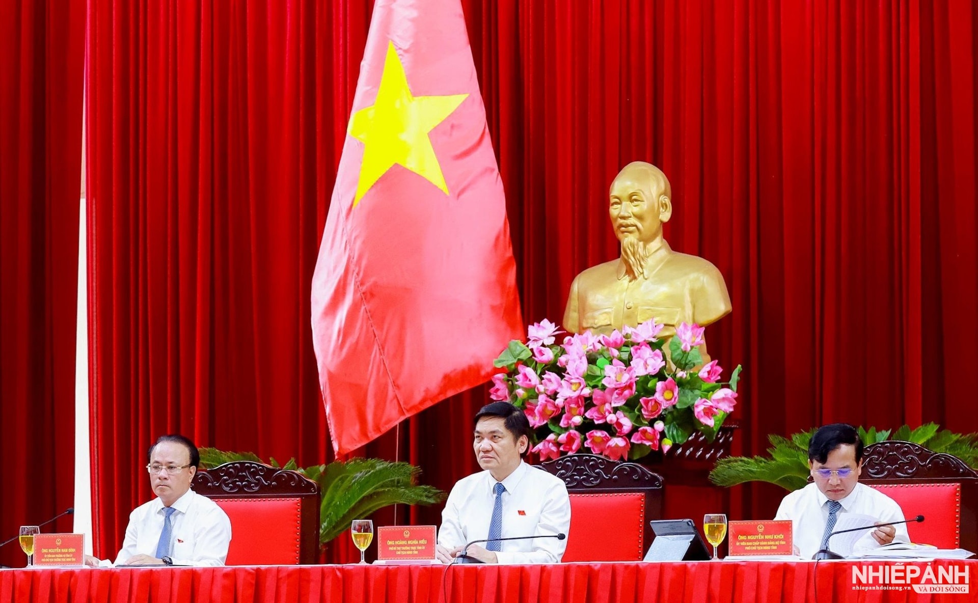 W_cac-dong-chi-chu-toa-ky-hop-thu-31-hdnd-tinh..jpg