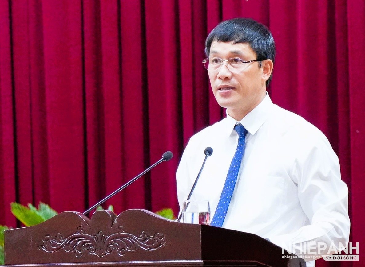 W_chanh-van-phong-doan-dbqh-hdnd-tinh-nghe-an-bui-duy-son-thu-ky-ky-hop-trinh-bay-du-thao-nghi-quyet..jpg