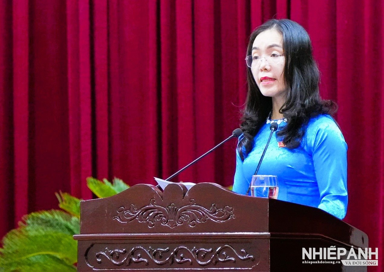 W_pho-chanh-van-phong-doan-dbqh-hdnd-tinh-nguyen-thi-anh-hoa-thu-ky-ky-hop-trinh-bay-du-thao-cac-nghi-quyet..jpg