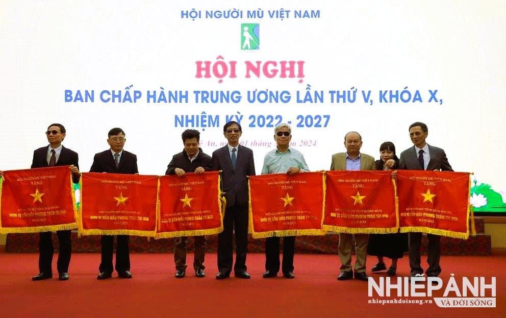 W_anh-1-bai-1.-lanh-dao-trung-uong-hoi-tang-co-thi-dua-cho-hoi-nguoi-mu-inh-nghe-an-va-cac-don-vi.jpg