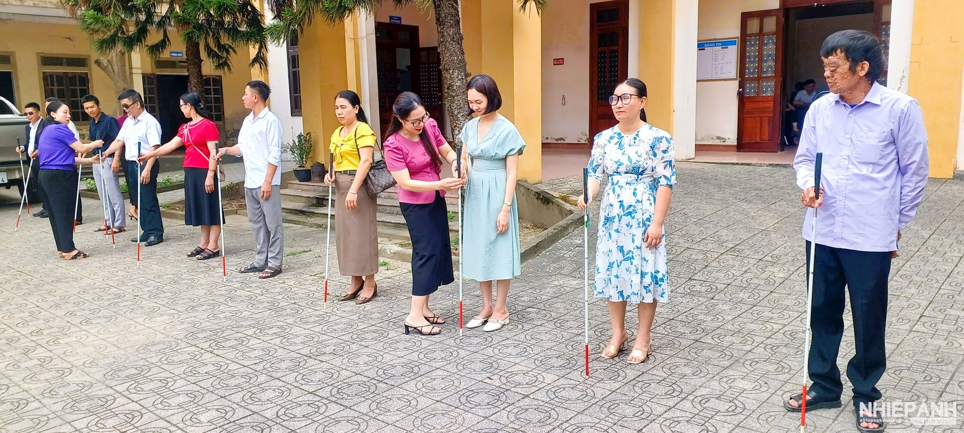 W_ban-thuong-truc-tinh-hoi-tang-qua-cho-nhan-vien-co-so-tam-quat-nhan-ngay-nguoi-khuyet-tat-5-.jpg