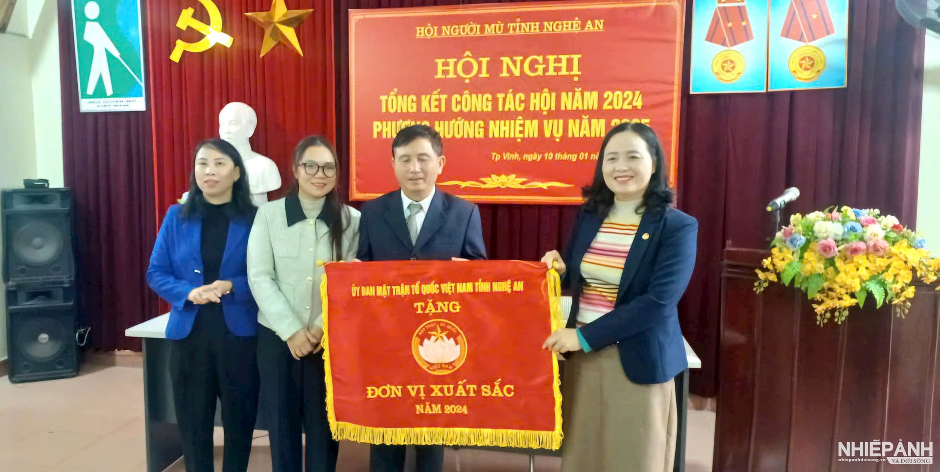 W_dai-dien-lanh-dao-mttq-tinh-tang-co-thi-dua-cho-hnm-na.jpg