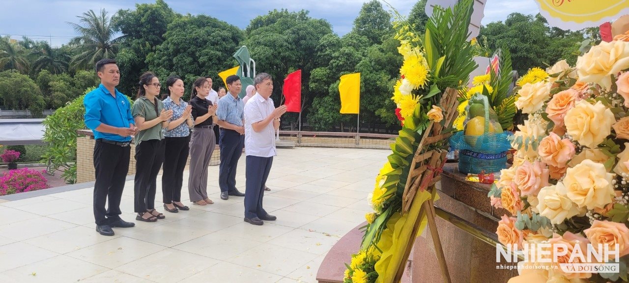 W_hoi-nguoi-mu-tinh-nghe-an-thap-huong-tai-nghia-trang-liet-sy-tp-vinh-nhan-ngay-27.7.jpg