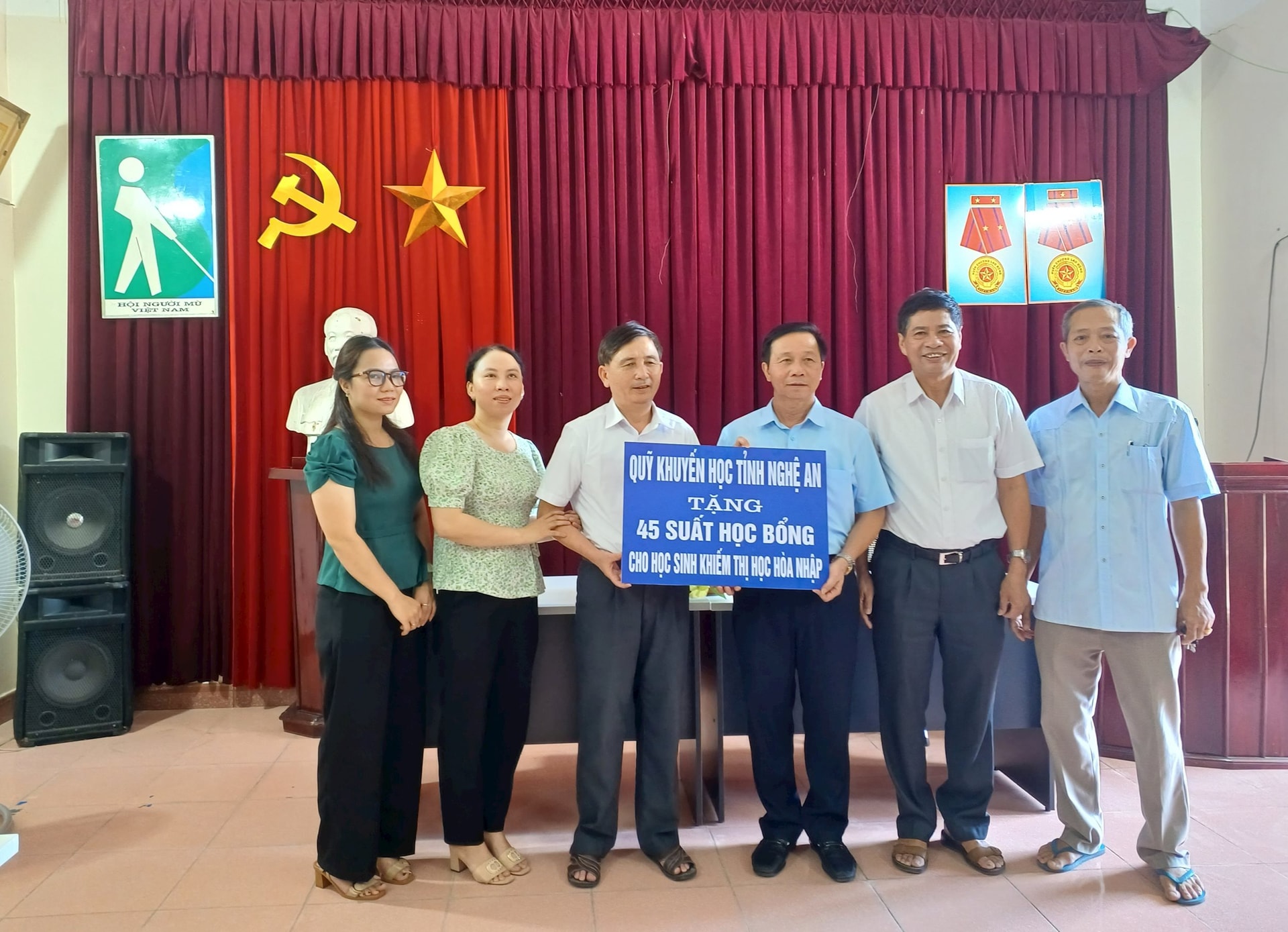 hoi-khuyen-hoc-tinh-tang-cac-xuat-hoc-bong-cho-hoc-sinh-hoc-hoa-nhap-.jpg